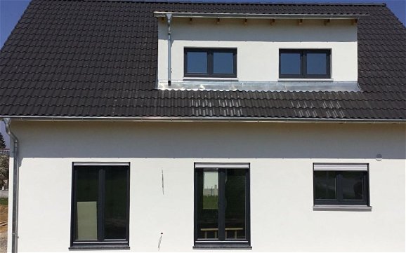 Gartenseite des frei geplanten Familienhauses von Kern-Haus in Neustetten-Nellingsheim
