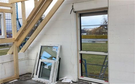 Fenstermontage im frei geplanten Familienhaus von Kern-Haus in Neustetten-Nellingsheim