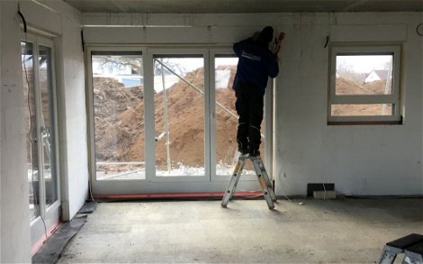 Fenstermontage im frei geplanten Familienhaus von Kern-Haus in Neustetten-Nellingsheim