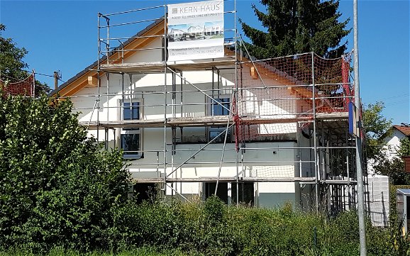 Geschlossener Rohbau des individuell geplanten Familienhauses Vero von Kern-Haus in Ravensburg-Oberzell