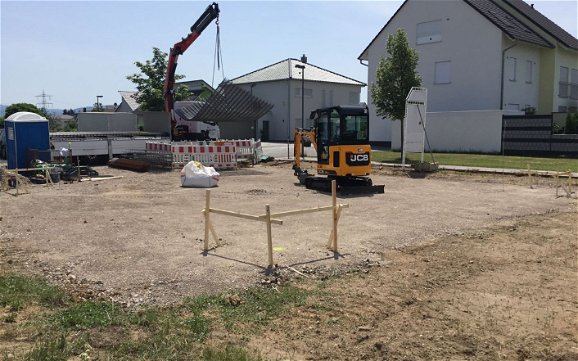 Baustellenvorbereitung auf dem Grundstück für das frei geplante Familienhaus von Kern-Haus in Bietigheim