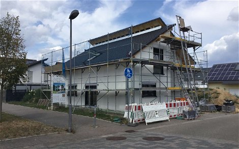 Dacheindeckung des frei geplanten Familienhauses von Kern-Haus in Bietigheim