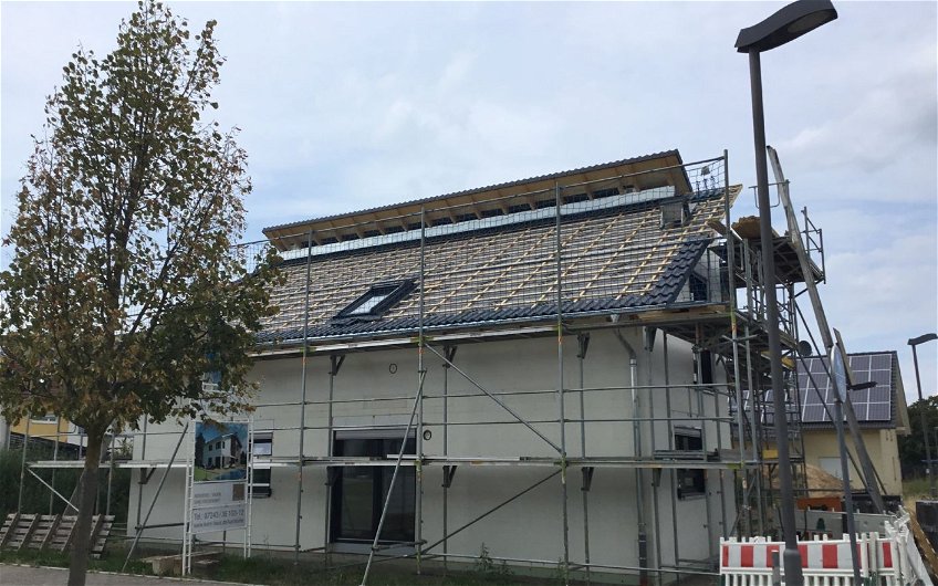 Dacheindeckung des frei geplanten Familienhauses von Kern-Haus in Bietigheim