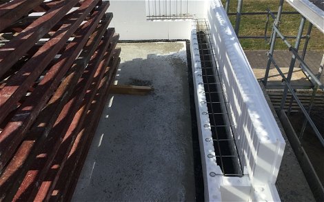Bau der Dachgeschosswände des frei geplanten Familienhauses von Kern-Haus in Bietigheim