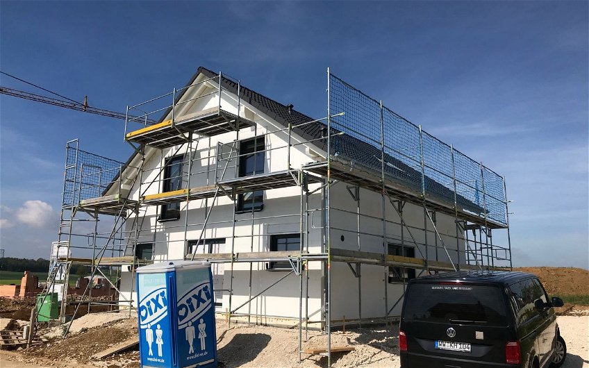 Geschlossener Rohbau des frei geplanten Familienhauses von Kern-Haus in Bernstadt