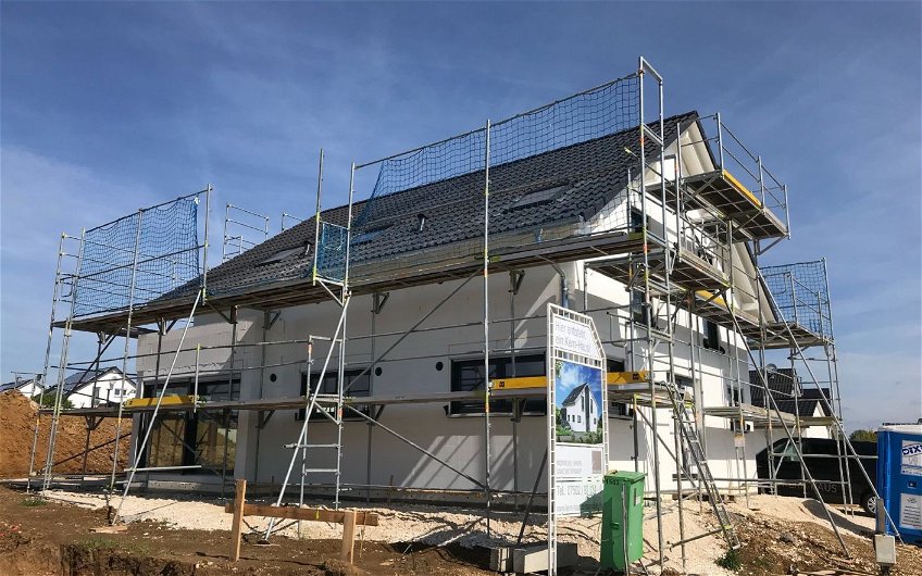 Geschlossener Rohbau des frei geplanten Familienhauses von Kern-Haus in Bernstadt