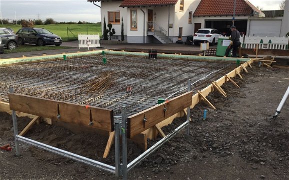 Vorbereitung der Bodenplatte für das frei geplante Familienhaus von Kern-Haus in Iffezheim