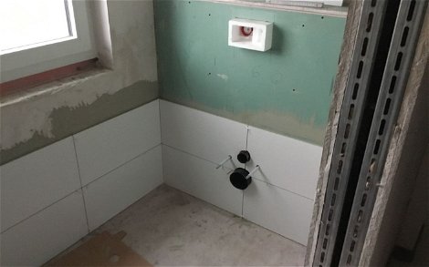 Fliesen im Gäste-WC des frei geplanten Familienhauses von Kern-Haus in Iffezheim