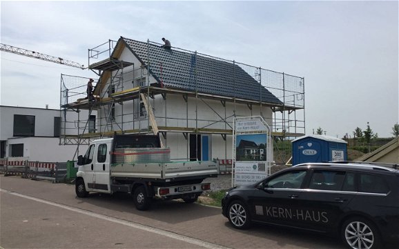 Dacheindeckung des frei geplanten Familienhauses von Kern-Haus in Iffezheim