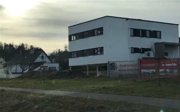 Fassade des frei geplanten Firmengebäudes von Kern-Haus in Berg