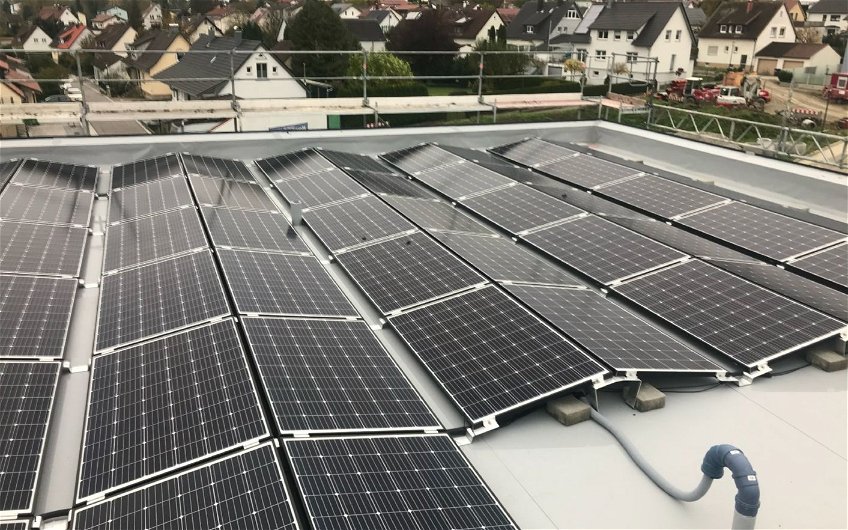 Photovoltaikanlage des frei geplanten Firmengebäudes von Kern-Haus in Berg