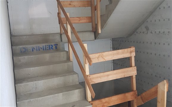 Treppe im frei geplanten Firmengebäude von Kern-Haus in Berg