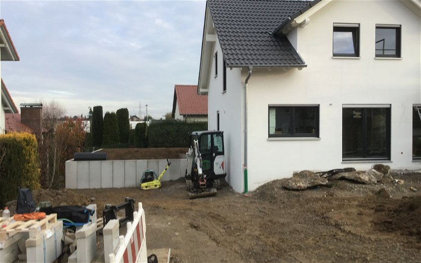 Arbeiten an der Außenanlage des individuell geplanten Familienhauses Magnum von Kern-Haus in Herrenberg