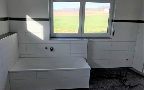 Fliesen im Badezimmer der individuell geplanten Kern-Haus-Stadtvilla Signus in Baindt