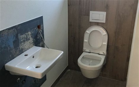 Sanitärendmontage im frei geplanten Familienhaus von Kern-Haus in Wolfegg-Alttann