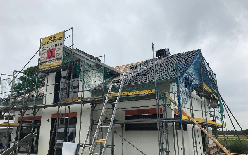 Dacheindeckung des frei geplanten Familienhauses von Kern-Haus in Wolfegg-Alttann