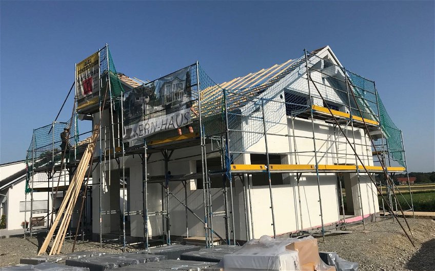 Rohbau des frei geplanten Familienhauses von Kern-Haus in Wolfegg-Alttann