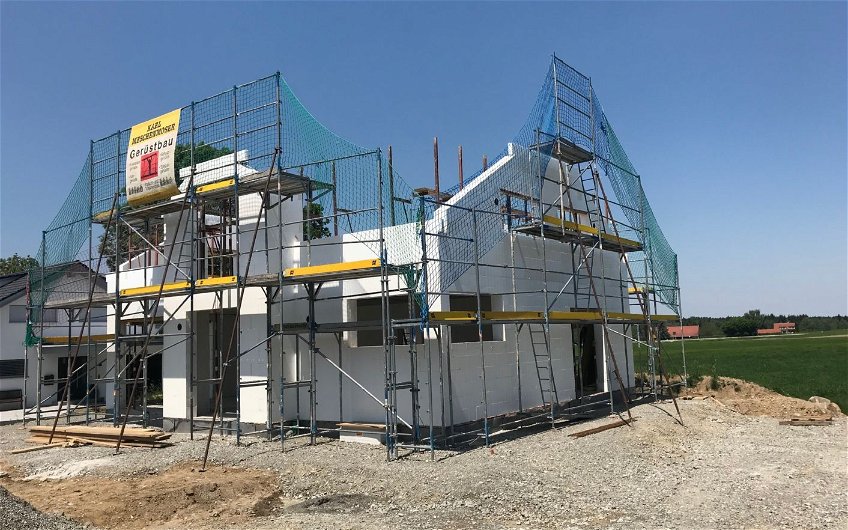 Bau des Dachgeschosses des frei geplanten Familienhauses von Kern-Haus in Wolfegg-Alttann