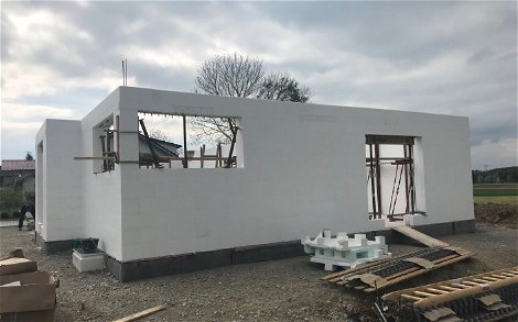 Bau des Erdgeschosses des frei geplanten Familienhauses von Kern-Haus in Wolfegg-Alttann