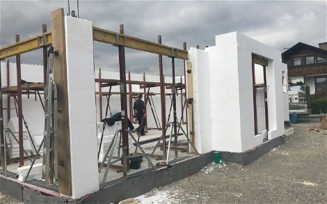 Bau des Erdgeschosses des frei geplanten Familienhauses von Kern-Haus in Wolfegg-Alttann