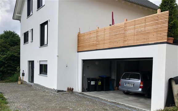 Eingangsseite des frei geplanten Familienhauses von Kern-Haus in Ravensburg