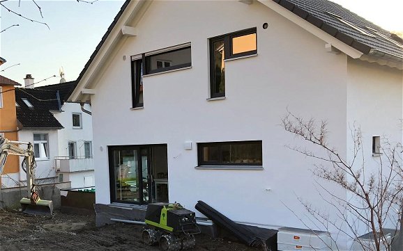 Gartenseite des frei geplanten Familienhauses von Kern-Haus in Ravensburg
