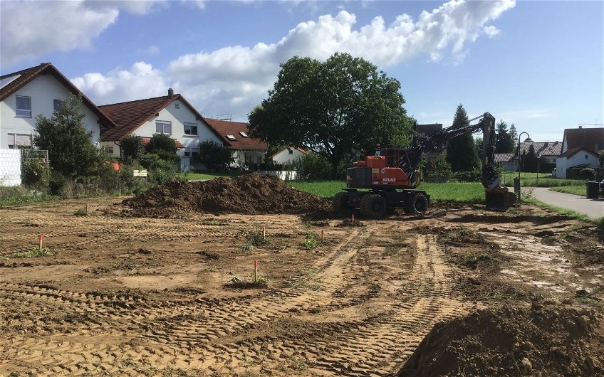 Baustellenvorbereitung auf dem Grundstück für die frei geplante Doppelhaushälfte von Kern-Haus in Pliezhausen