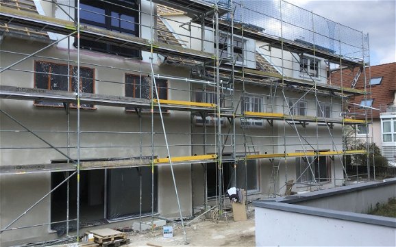Verputzarbeiten an der Außenfassade der individuell geplanten Doppelhaushälfte Twin XXL von Kern-Haus in Korb