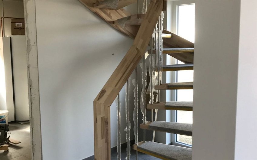 Treppe im individuell geplanten Familienhaus Loop Classic von Kern-Haus in Fronreute-Blitzenreute