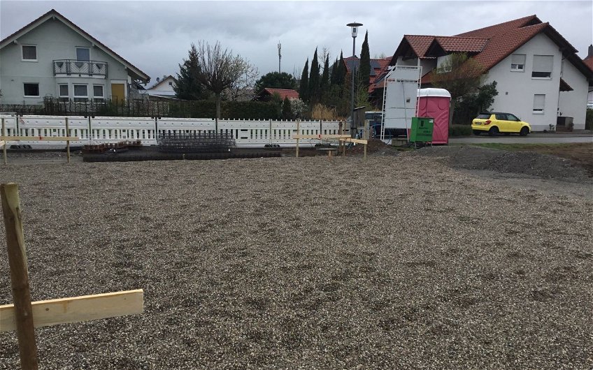 Baustellenvorbereitung auf dem Grundstück für das frei geplante Familienhaus von Kern-Haus in Iffezheim