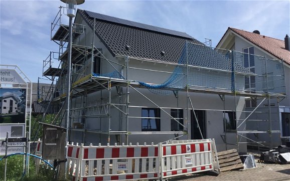 Verputzte Fassade des frei geplanten Familienhauses von Kern-Haus in Iffezheim
