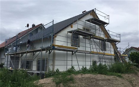 Verputzen der Fassade des frei geplanten Familienhauses von Kern-Haus in Iffezheim