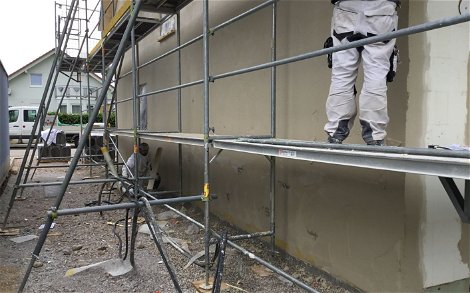 Verputzen der Fassade des frei geplanten Familienhauses von Kern-Haus in Iffezheim