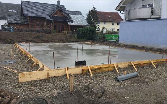 Bodenplatte für das frei geplante Familienhaus von Kern-Haus in Iffezheim
