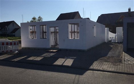 Bau des Erdgeschosses des frei geplanten Familienhauses von Kern-Haus in Iffezheim