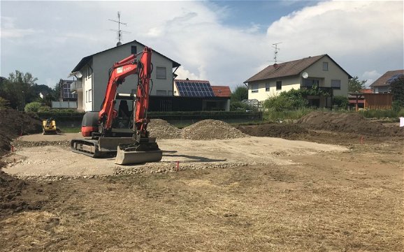 Baustellenvorbereitung auf dem Grundstück für das frei geplante Familienhaus von Kern-Haus in Aitrach