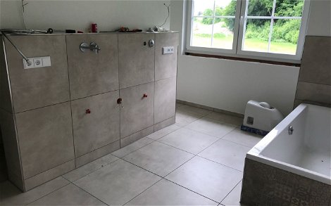 Badezimmer im frei geplanten Familienhaus von Kern-Haus in Aitrach