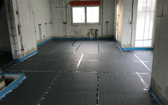 Vorbereitung für die Fußbodenheizung im frei geplanten Familienhaus von Kern-Haus in Aitrach