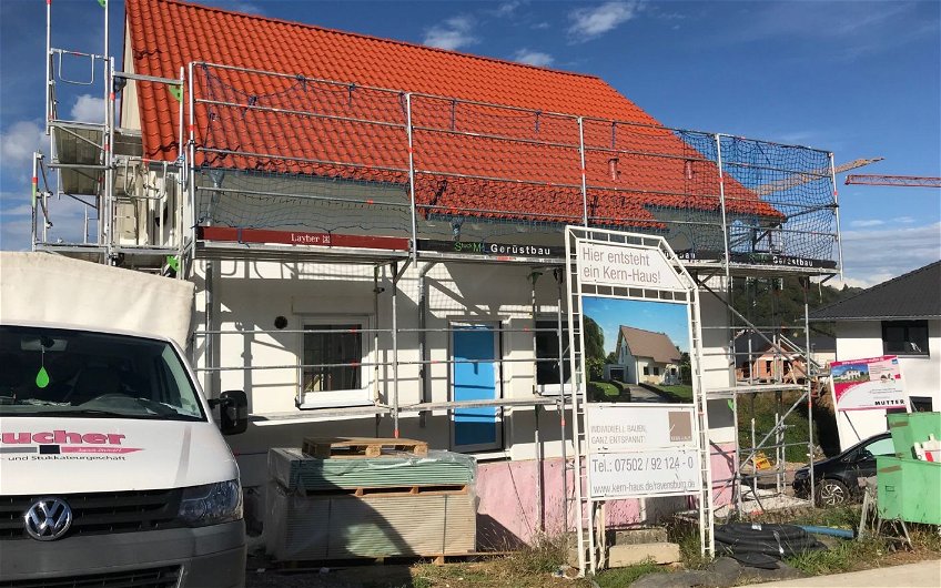 Geschlossener Rohbau des individuell geplanten Familienhauses Luna von Kern-Haus in Wehr-Öflingen