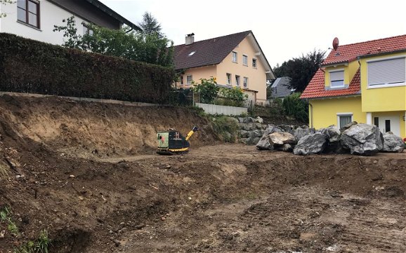 Baustellenvorbereitung auf dem Grundstück für die individuell geplante Doppelhaushälfte Twin L von Kern-Haus in Bad Wurzach