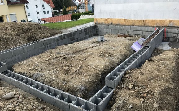 Fundament für die Bodenplatte der individuell geplanten Doppelhaushälfte Twin L von Kern-Haus in Bad Wurzach