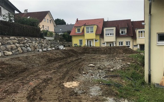 Baustellenvorbereitung auf dem Grundstück für die individuell geplante Doppelhaushälfte Twin L von Kern-Haus in Bad Wurzach