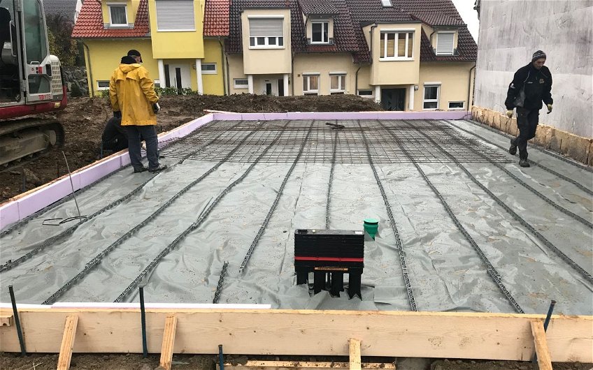 Bodenplatte der individuell geplanten Doppelhaushälfte Twin L von Kern-Haus in Bad Wurzach