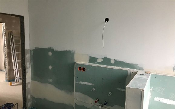 Malerarbeiten im Badezimmer des individuell geplanten Familienhauses Jano von Kern-Haus in Fronreute-Blitzenreute