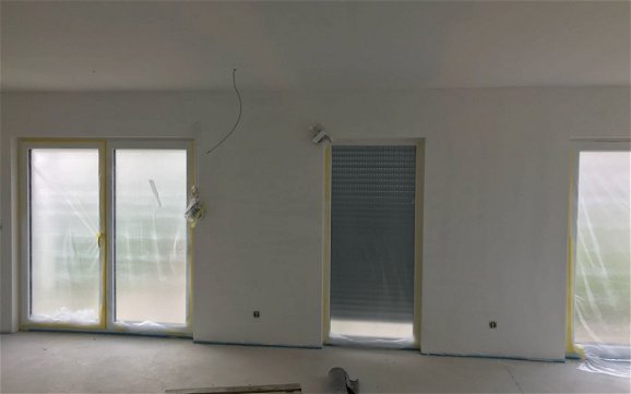 Malerarbeiten im Erdgeschoss des individuell geplanten Familienhauses Jano von Kern-Haus in Fronreute-Blitzenreute