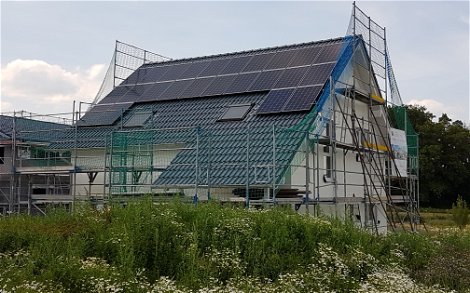 Individuell geplantes Familienhaus Jano von Kern-Haus in Fronreute-Blitzenreute mit Solarpanelen