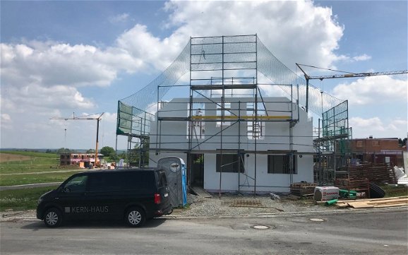 Bau der Dachgeschosswände des individuell geplanten Familienhauses Jano von Kern-Haus in Fronreute-Blitzenreute