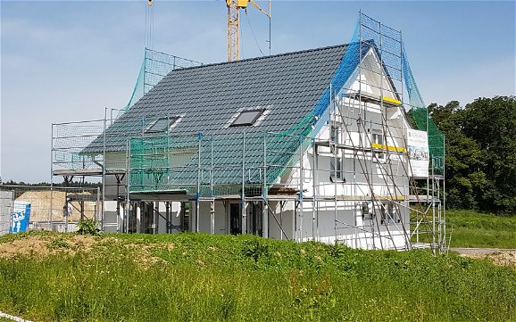 Geschlossener Rohbau des individuell geplanten Familienhauses Jano von Kern-Haus in Fronreute-Blitzenreute