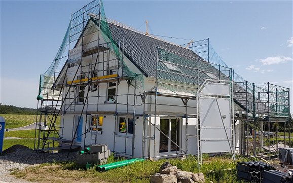 Geschlossener Rohbau des individuell geplanten Familienhauses Jano von Kern-Haus in Fronreute-Blitzenreute