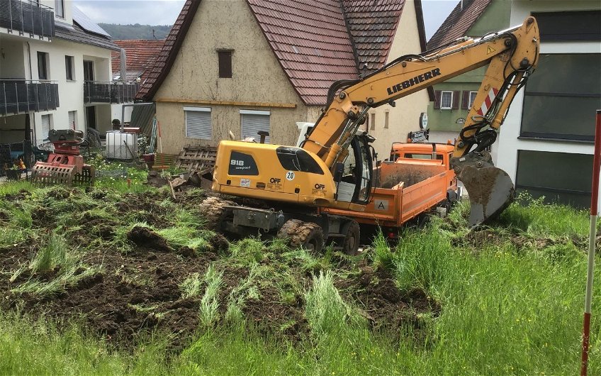 Baustellenvorbereitung auf dem Grundstück für das frei geplante Familienhaus von Kern-Haus in Korb